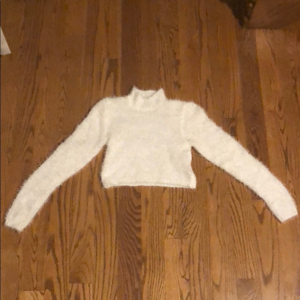 white fuzzy mock neck crop sweater XS